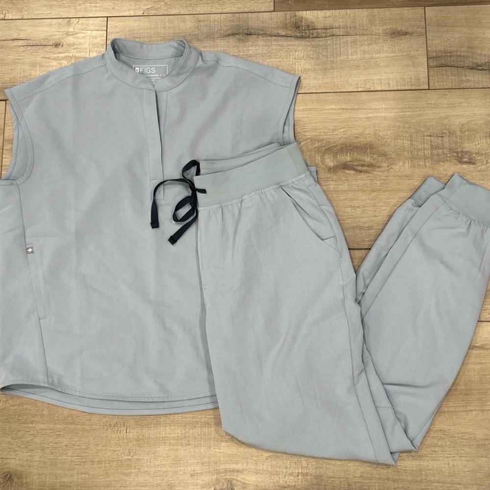 FIGS Women’s Dusty Blue Scrub Set